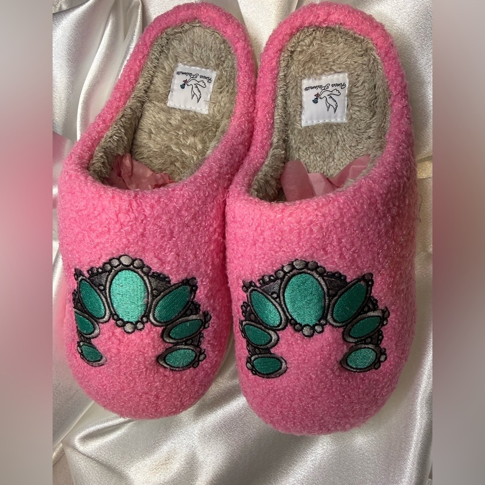 New in package Finco Palomito size 9-10W soft comfy slippers.  Squash Blossom
